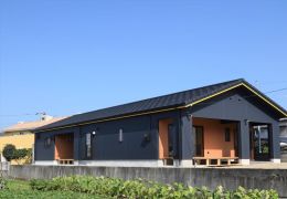杉のぬくもりに包まれて暮らす平屋の住まい