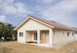 可愛らしさと木組みの力強さが調和する平屋